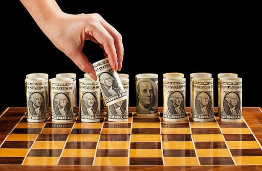 доллары на шахматной доске в виде фигур